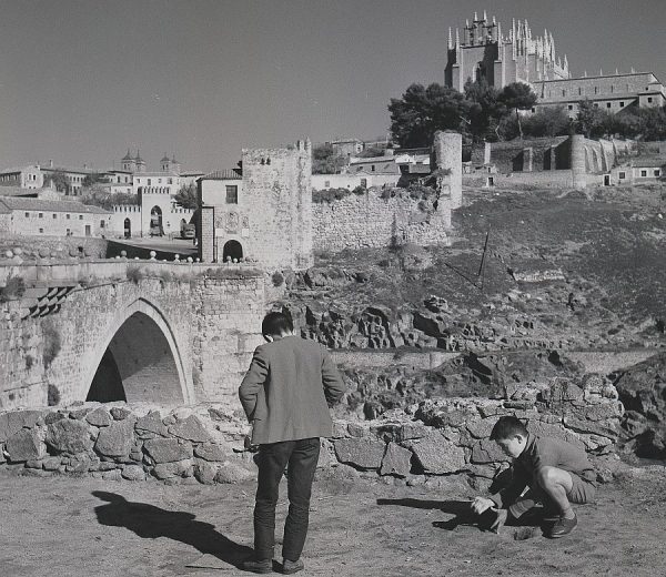 071-AKE_138_Jugando a las canicas junto al puente de San Martín