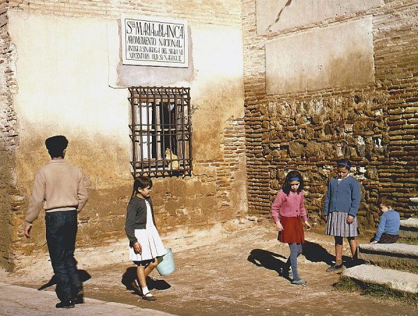 072-AKE_016_Jugando a la rayuela en la puerta de Santa María la Blanca