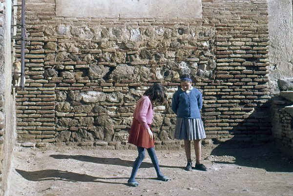 073-AKE_013_Jugando a la rayuela en la puerta de Santa María la Blanca