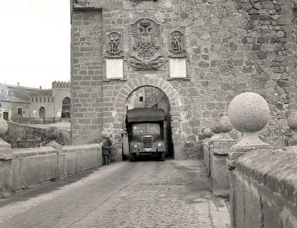 076-AKE_116_Un camión circula por la puerta interior del puente de San Martín