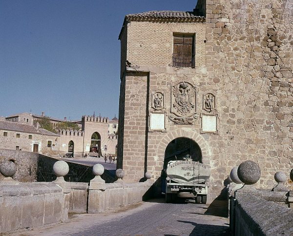 077-AKE_043_Un camión circula por la puerta interior del puente de San Martín