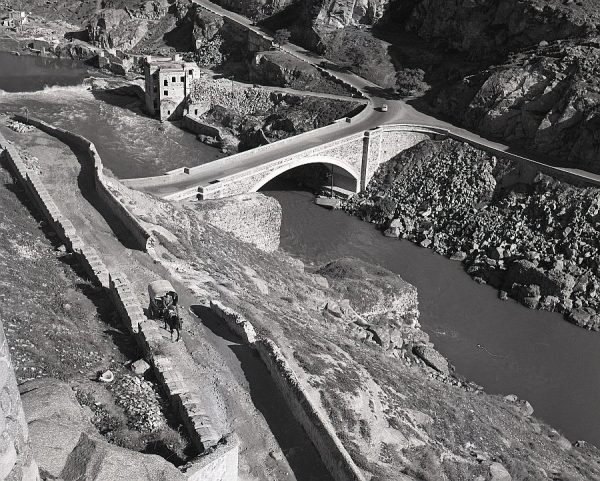 117-AKE_093_Vista del paseo de Cabestreros y el puente nuevo de Alcántara