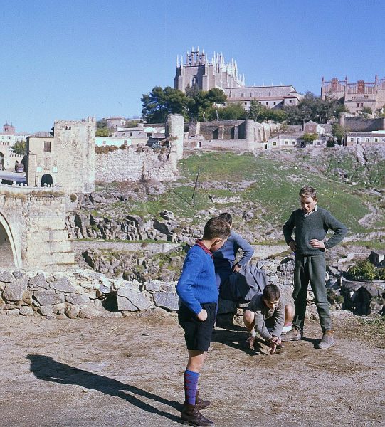 118-AKE_061_Jugando a las canicas junto al puente de San Martín