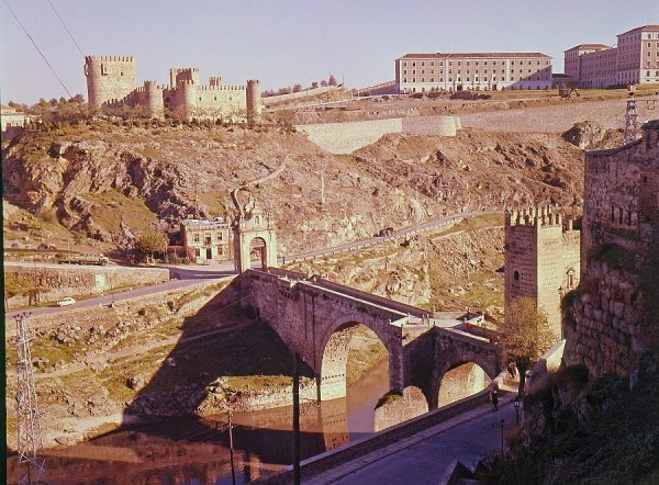 130-AKE_007_Vista del puente de Alcántara, el castillo de San Servando y la Academia de Infantería