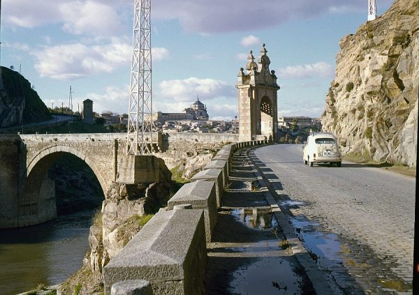 132-AKE_017_Vista de la puerta del puente de Alcántara desde la carretera de Circunvalación