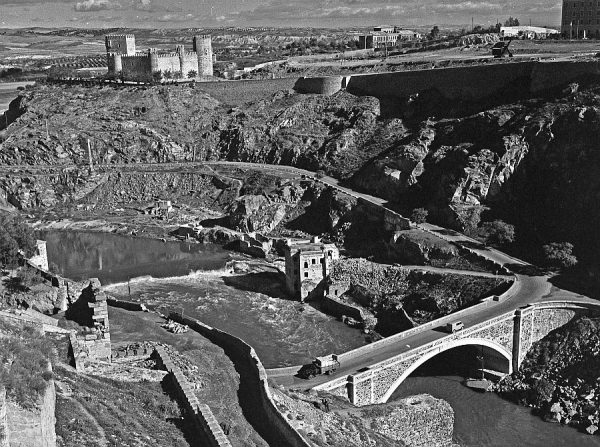 42-AKE_063_Vista del puente nuevo de Alcántara y del castillo de San Servando