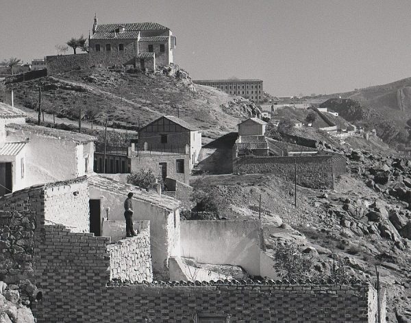 53-AKE_132_Casas bajo el cerro de la ermita de la Virgen de la Cabeza