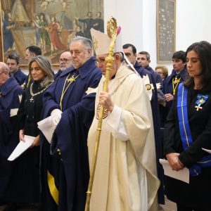 a alcaldesa acompaña a los Caballeros y Damas Mozárabes en la imposición del collar a su nuevo Hermano Mayor