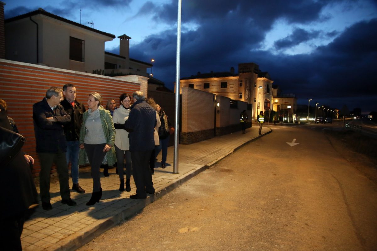 https://www.toledo.es/wp-content/uploads/2019/12/6_iluminacion_cm4000-1200x800.jpg. El Gobierno local responde a una demanda vecinal histórica con el alumbrado público de la vía de servicio de la CM-4000