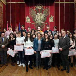 a alcaldesa felicita a los alumnos graduados de la Escuela Municipal de Idiomas, centro de referencia en la ciudad