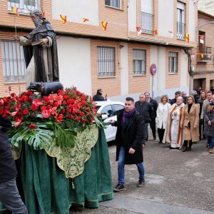 ilagros Tolón y otros representantes de la Corporación asisten al acto central de la festividad de San Antón en la ermita del barrio