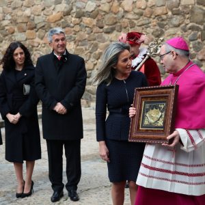 ilagros Tolón recibe al nuevo arzobispo en la Puerta de Bisagra y afirma que encontrará “colaboración plena” en el Gobierno local
