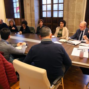 ilagros Tolón y miembros del Gobierno local mantienen una reunión con representantes vecinales del barrio de Azucaica