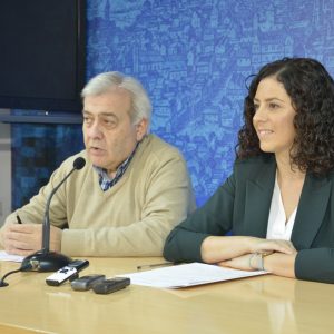 écnicos municipales evalúan la zona del desprendimiento de rocas del sábado para acometer la estabilización de la ladera