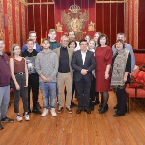 lumnos de Letonia que participan en un proyecto educativo de intercambio con el IES Princesa Galiana conocen el Ayuntamiento