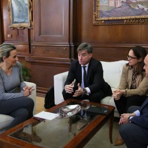 ilagros Tolón recibe en el Ayuntamiento a representantes de ATOS, multinacional de alta tecnología que abre sede en Toledo