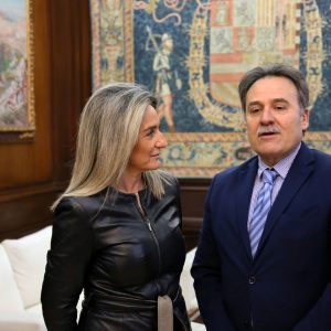 ilagros Tolón recibe al embajador de Cuba en España para compartir la riqueza patrimonial y cultural que atesora la ciudad