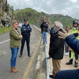 ortada al tráfico por desprendimientos la carretera del Valle entre el viaducto del arroyo de la Degollada y el puente nuevo de Alcántara