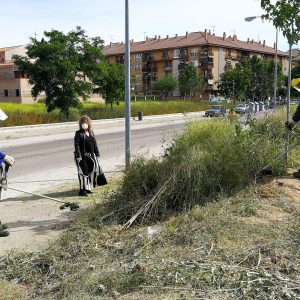 l Ayuntamiento continúa con las labores de desbroce en diferentes puntos como el aparcamiento del barrio de Santa Teresa