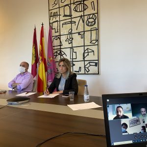 a alcaldesa conoce cómo afrontan la crisis de la Covid-19 los trabajadores de empresas del sector aeroespacial de Toledo