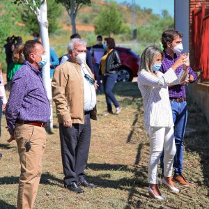 ilagros Tolón visita las obras de la nueva piscina de Azucaica y destaca la inversión en obra pública para la creación de empleo