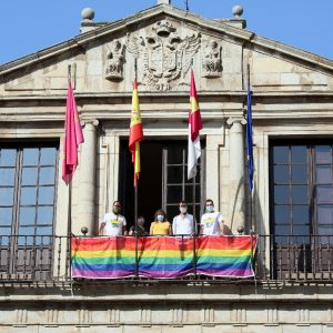 l Ayuntamiento muestra su apoyo al colectivo LGTBI con motivo del Día del Orgullo a través de un acto simbólico