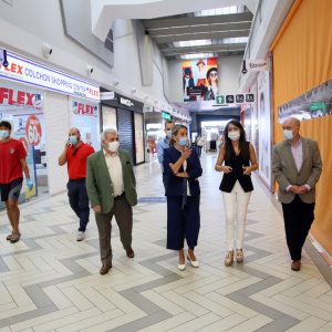 a alcaldesa visita el Parque Comercial Abadía en su primer día de reapertura y destaca la reactivación del sector servicios