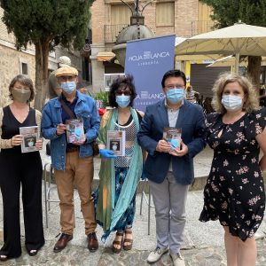 l Ayuntamiento respalda la primera actividad cultural al aire libre en la que se presentan dos libros sobre la pandemia de la Covid-19