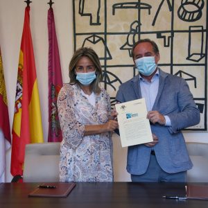ilagros Tolón firma con Fedeto un convenio para implantar el sello ‘Empresa Responsable y de Confianza 2020’ en las empresas locales