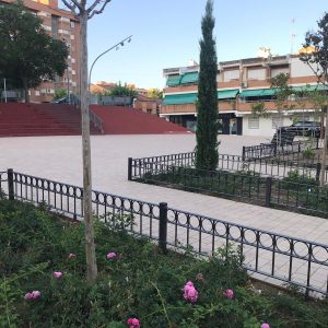 l Ayuntamiento instala vallas de protección de parterres en el Paseo Federico García Lorca del barrio de Santa María de Benquerencia