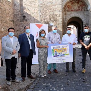 a alcaldesa anima a apoyar a la hostelería toledana en la presentación del cupón que la ONCE dedica el sábado al sector