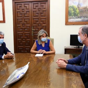 a alcaldesa de Toledo, Milagros Tolón, mantiene una reunión de trabajo con el urbanista y arquitecto José María Ezquiaga