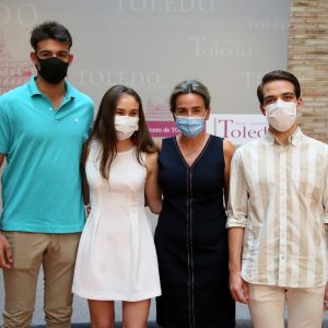 ilagros Tolón recibe a los alumnos y alumnas que han obtenido mejores expedientes académicos en el curso 2019-2020
