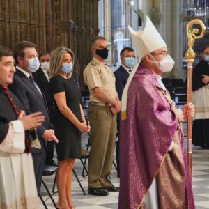 a alcaldesa traslada su pésame a los familiares de las víctimas de la Covid-19 en la misa funeral de la Catedral
