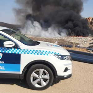 os dotaciones del Parque de Bomberos de Toledo trabajan en la extinción de un incendio en el Ecoparque