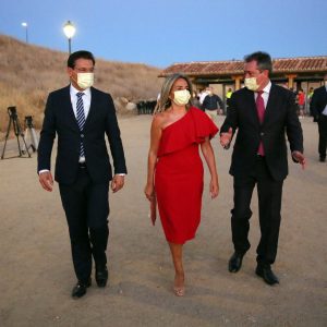 a alcaldesa destaca en el estreno de Puy du Fou el trabajo con alma de aquellos que han estado y están en primera línea de la pandemia