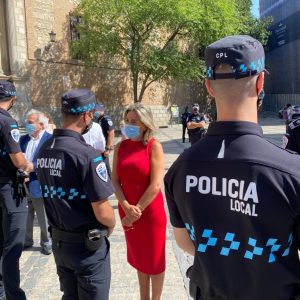 La Policía Local incorpora al servicio 20 agentes más que este lunes han recibido el saludo de bienvenida de la alcaldesa Milagros Tolón