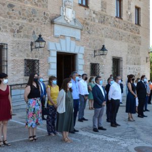 epresentantes del Gobierno municipal se suman a la concentración contra la violencia machista tras el asesinato de una mujer en la región