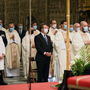 a alcaldesa participa en el acto de imposición del Palio Arzobispal a Monseñor Francisco Cerro Chaves