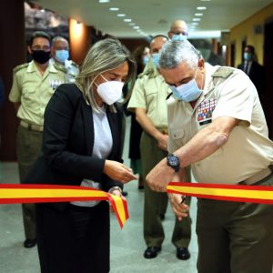 a alcaldesa, en la inauguración de la muestra del Museo del Ejército que repasa los cien años de historia de la Legión