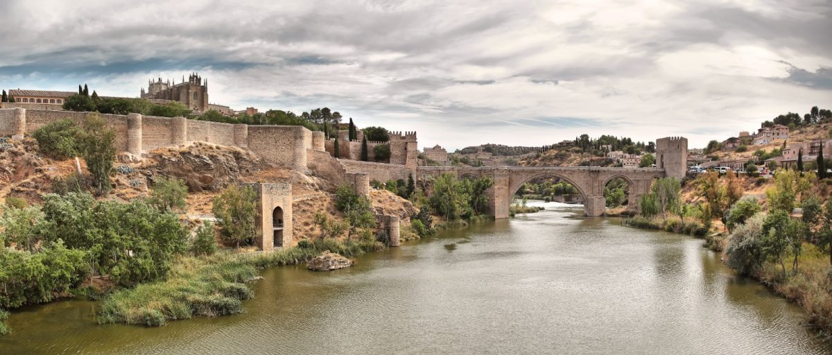 https://www.toledo.es/wp-content/uploads/2020/09/whatsapp-image-2020-09-21-at-12.02.26-1200x512.jpeg. Toledo se suma hoy al Día Mundial del Alzheimer iluminando de color morado el Ayuntamiento, la Cava y la puerta de Alcántara