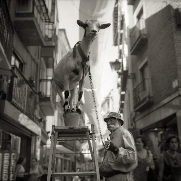 12_Número circense en la calle Comercio - Foto de Roberto Gómez