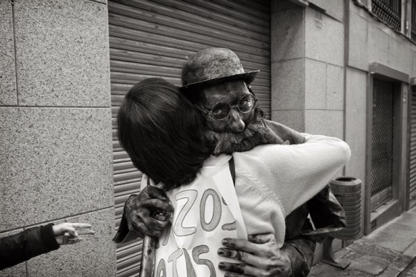 14_Abrazo en la calle Comercio - Foto de Roberto Gómez