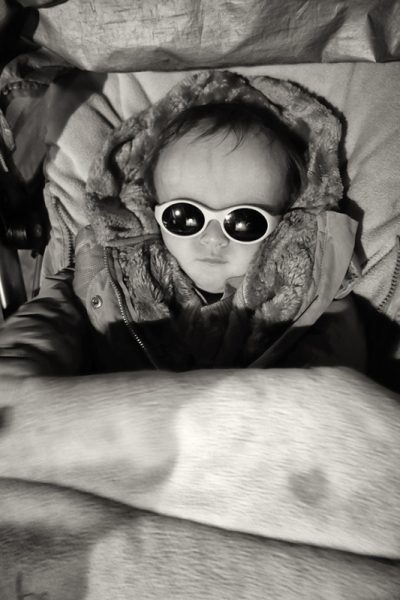 43_Bebé con gafas - Foto de Roberto Gómez
