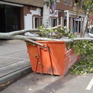 res vehículos afectados y 15 intervenciones directas ocasionadas por las fuertes rachas de viento y lluvia registradas el fin de semana