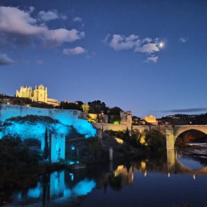 oledo se suma al Día Mundial del Refugiado iluminando de azul la Cava, la Puerta de Alcántara y el paseo Federico García Lorca