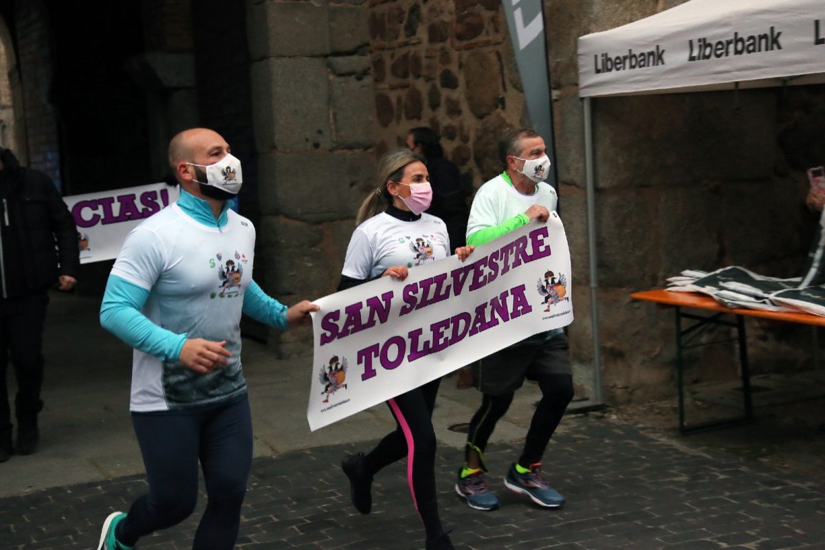 https://www.toledo.es/wp-content/uploads/2020/12/20201231_sansilvestre-1-1200x800.jpeg. La alcaldesa participa en el homenaje de la San Silvestre a las víctimas de la COVID-19 y a quienes están en primera línea