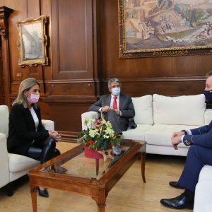 ilagros Tolón recibe en las Casas Consistoriales al nuevo jefe del Mando Aéreo General, Juan Ángel Treceño