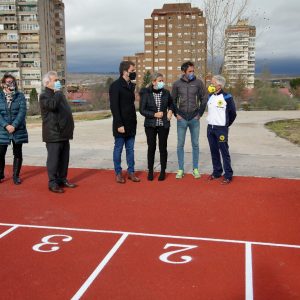 a alcaldesa visita una renovada pista de atletismo del Polígono, “piedra angular” del futuro complejo deportivo