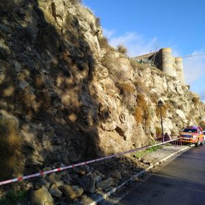 olicía Local y Bomberos intervienen en un desprendimiento de piedras en el Paseo de Cabestreros